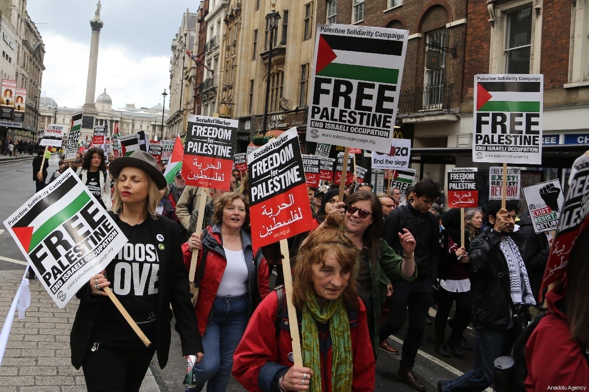 Milhares participam de um protesto organizado pela Coalizão pelo Fim da Guerra e Campanha de Solidariedade Palestina em apoio ao povo palestino, para marcar o 71º aniversário da Nakba Palestina, em 11 de maio de 2019, em Londres, Inglaterra [Tayfun Salcı/Agência Anadolu]
