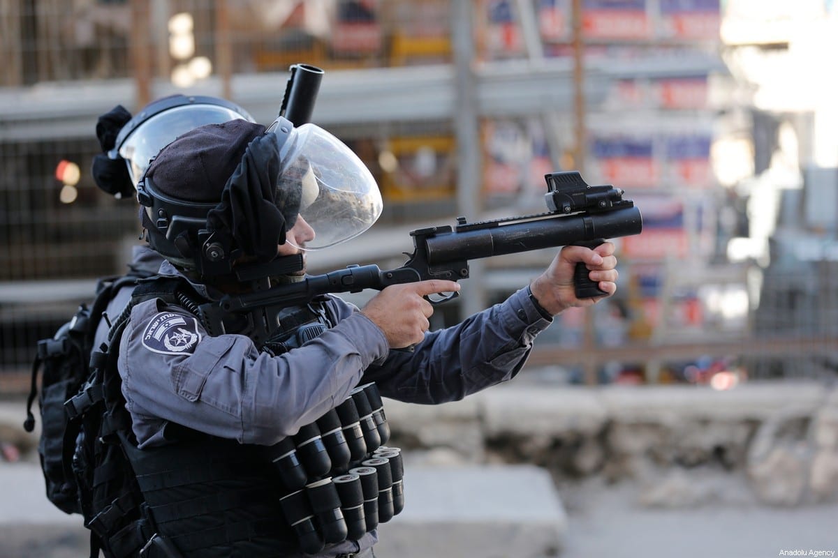 Soldados israelenses disparam contra palestinos em Jerusalém em 24 de dezembro de 2019 [Mostafa Alkharouf/Agência Anadolu]
