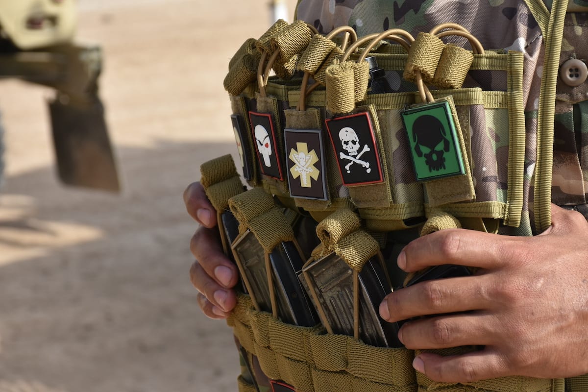 O colete militar de um membro do Exército do Iraque é visto durante a operação lançada contra o Daesh, no Iraque, em 2 de junho de 2020 [Ali Makram Ghareeb/Agência Anadolu]
