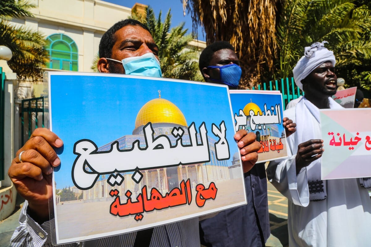 Protesto contra normalização entre o governo sudanês e a ocupação israelense, em Cartum, capital do Sudão, 17 de janeiro de 2021 [Mahmoud Hjaj/Agência Anadolu]
