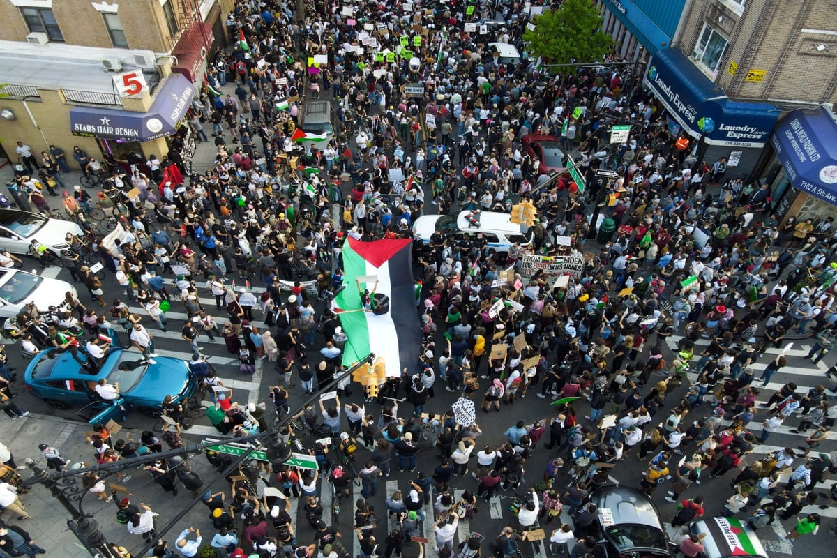 Pessoas se reúnem no Brooklyn para protestar em apoio aos palestinos na cidade de Nova Iorque, EUA, em 15 de maio de 2021. Protestos estão ocorrendo em todo o mundo contra a escalada de ações de Israel contra o povo palestino [Tayfun Coşkun/Agência Anadolu]
