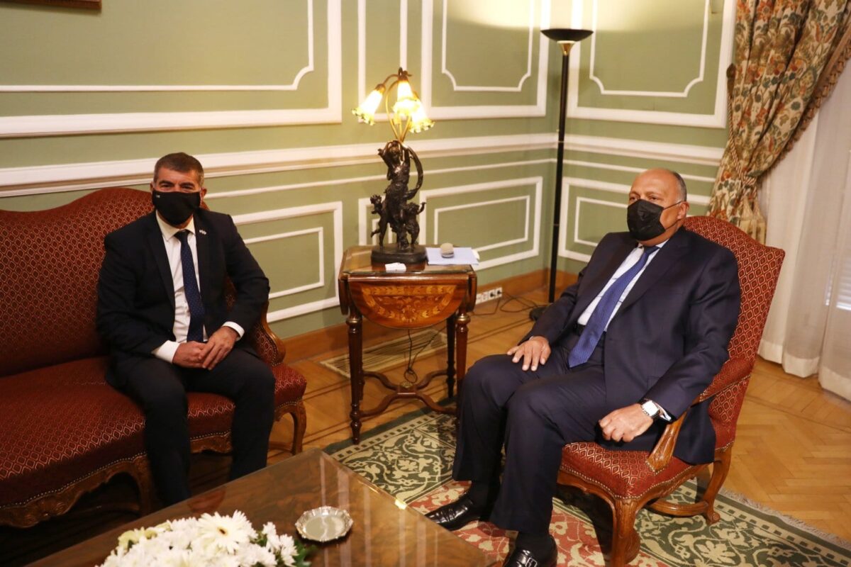 Ministro das Relações Exteriores de Israel Gabi Ashkenazi (L) se encontra com o Ministro da Relações Exteriores do Egito Sameh Shoukry (R) no Cairo, Egito em 30 de maio de 2021  Stringer/Agência Anadolu]