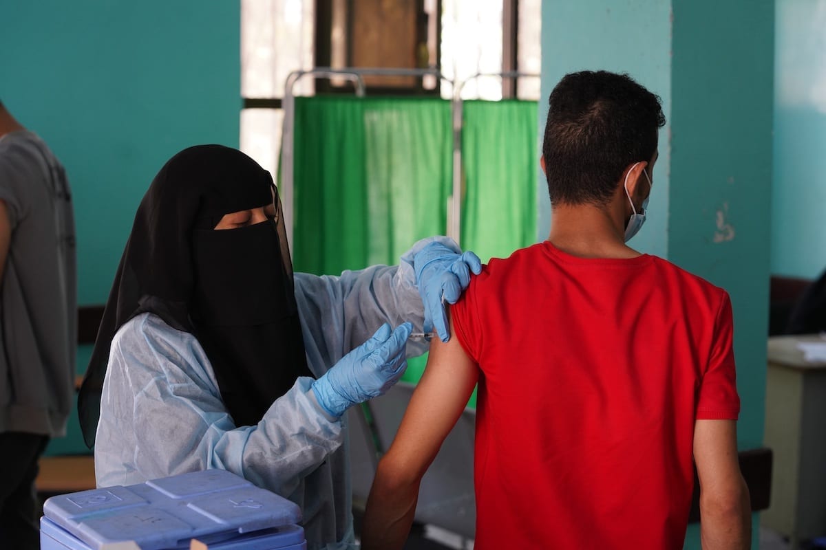 Uma equipe de saúde prepara uma dose da vacina Covid-19 em Taizz, Iêmen, em 30 de maio de 2021 [ Abdulnasser Alseddik/ Agência Anadolu]