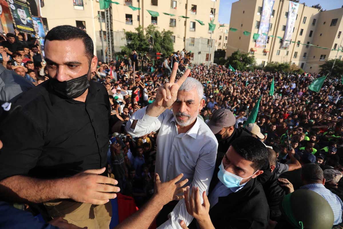 O chefe do Hamas em Gaza, Yahya Sinwar, participa do desfile das Brigadas Ezzeddin al-Qassam, braço armado do grupo palestino Hamas, na Cidade de Gaza, Gaza em 30 de maio de 2021. [Ashraf Amra/Agência Anadolu]
