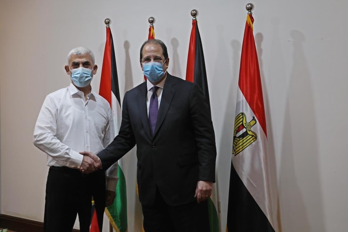 O chefe do Serviço de Inteligência Egípcio Abbas Kamil (D) encontra o chefe de Gaza do Hamas, Yahya Sinwar (E), na cidade de Gaza, Gaza, em 31 de maio de 2021 [Ashraf Amra/Agência Anadolu]

