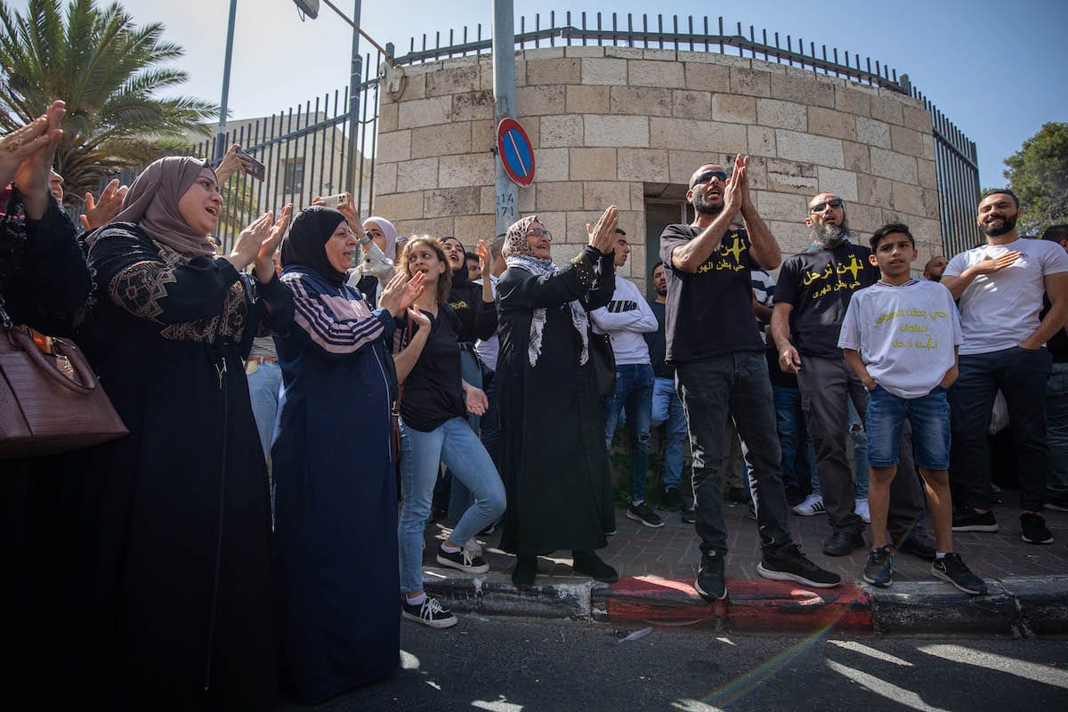 Palestinos protestam contra a decisão do tribunal israelense de despejar famílias palestinas na cidade de Silvan antes da ação pré-julgamento no Tribunal Central de Israel sobre a objeção dos palestinos em Jerusalém Oriental, em 10 de junho de 2021 [Eyad Tawil/Agência Anadolu]

