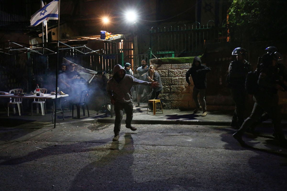 Policiais israelenses lançam bombas sonoras e latas de gás lacrimogêneo contra palestinos depois do ataque de colonos judeus no bairro Sheikh Jarrah, em Jerusalém Oriental, 22 de junho de 2021 [Mostafa Al Kharouf /Agência Anadolu]
