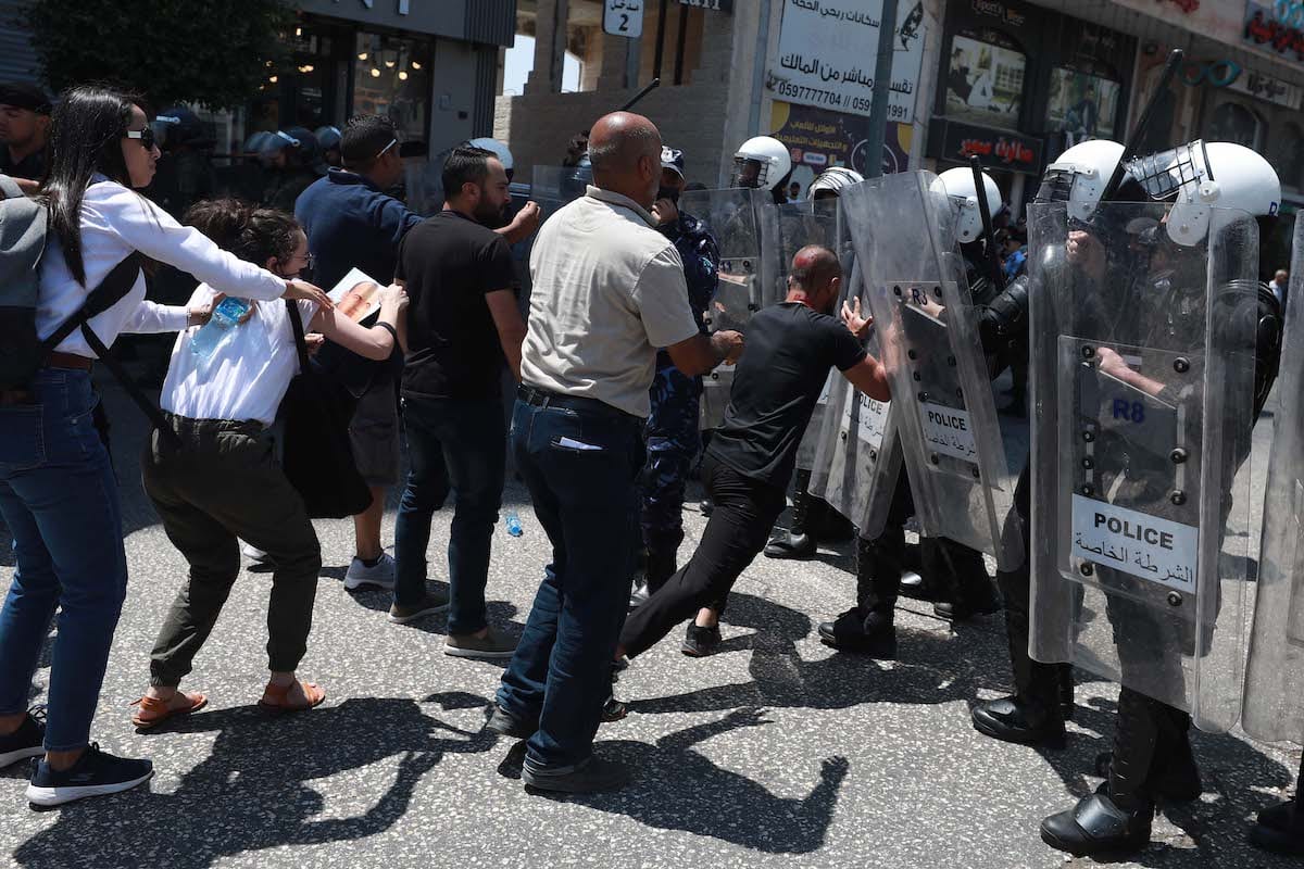 Forças de segurança da Autoridade Palestina reprimem protesto contra a morte do ativista de oposição Nizar Banat, em Ramallah, Cisjordânia ocupada, 24 de junho de 2021 [Issam Rimawi/Agência Anadolu]
