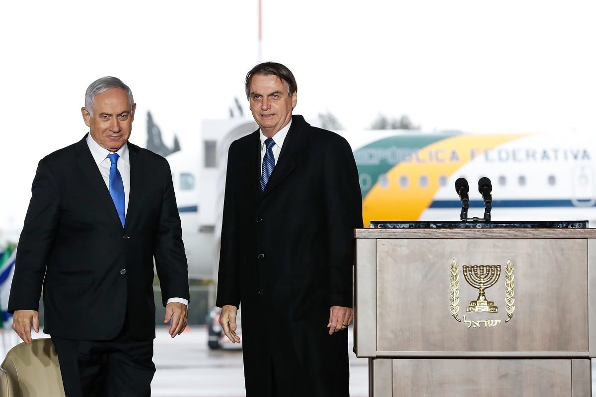 Presidente do Brasil, Jair Bolsonaro, com o primeiro-ministro israelense, Benjamin Netanyahu durante cerimônia oficial de chegada à Israel, em Tel Aviv, 31 de março de 2019  [Alan Santos/PR]
