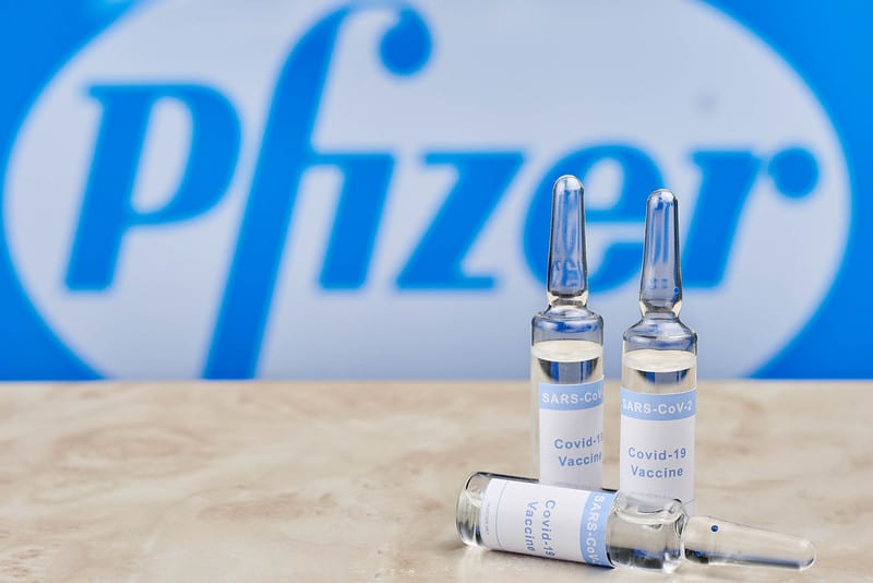 Vacina contra a covid da Pfizer, em 12 de dezembro de 2020 [Marco Verch/Flickr]
