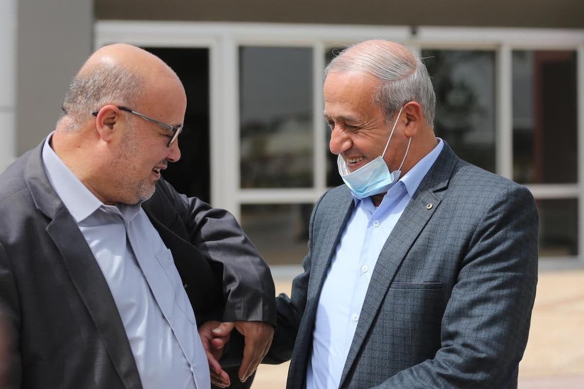 Membro do Bureau Político do Hamas, Essam Al-Dalis (esq.), como chefe da delegação do Hamas para a capital egípcia, Cairo, para continuar as negociações sobre as próximas eleições palestinas, em 15 de março de 2021 em Gaza [Mohammed Asad/Monitor do Oriente Médio]
