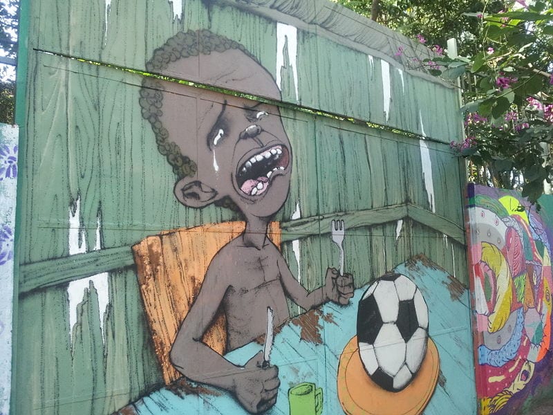 Desenho no muro da EMEI Santos Dumont, rua Padre Chico, 50, em São Paulo. Obra do artista Paulo Ito. [Jo Loric/ Wikimedia]
