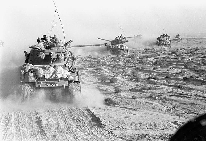 Tanques da 14ª Brigada avançando no Eixo Crimson, a sul de Abu Aguila, no deserto do Sinai, em 5 de junho de 1967 [Forças de Defesa de Israel/Wikimedia]
