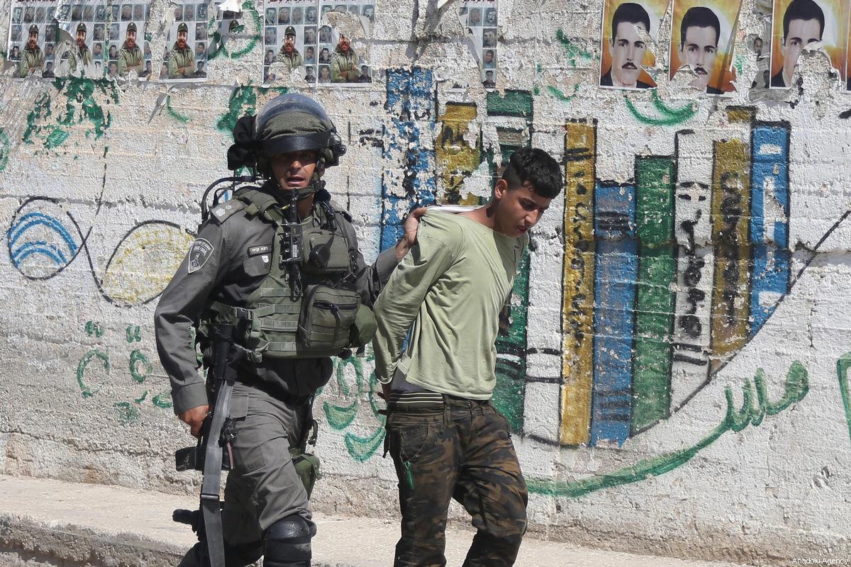 Soldado israelense detém jovem palestino [Hamallah News]
