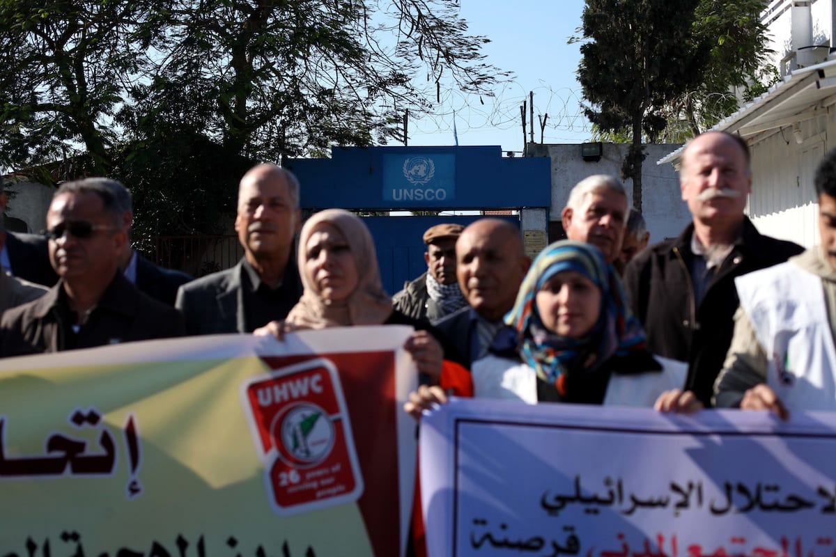 Funcionários palestinos da União dos Comitês de Trabalho da Saúde protestam contra os ataques israelenses à sede da rede de ONGs, na cidade de Gaza, em 12 de dezembro de 2012. [Ashraf Amra/Apaimages].

