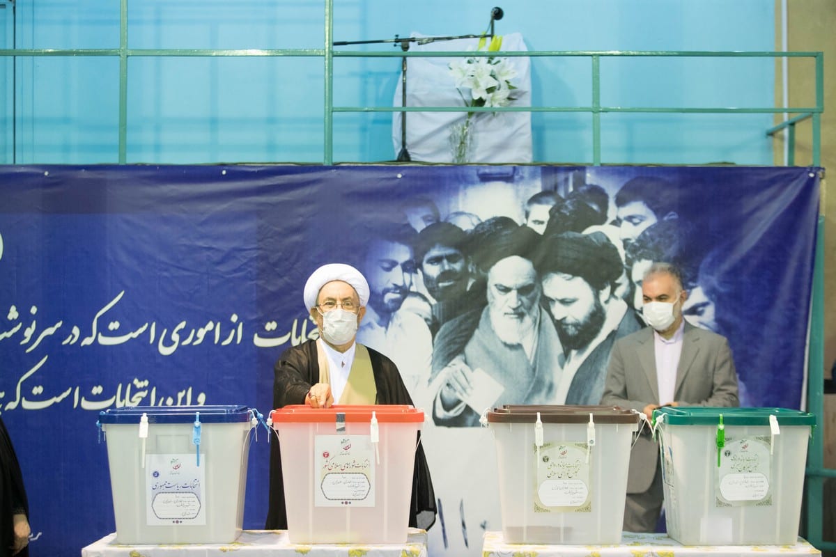 Ali Younesi, ex-ministro de inteligência iraniano, registra seu voto nas eleições presidenciais em Teerã, 18 de junho de 2021 [Mohammad Reza Abbasi/Getty Images]
