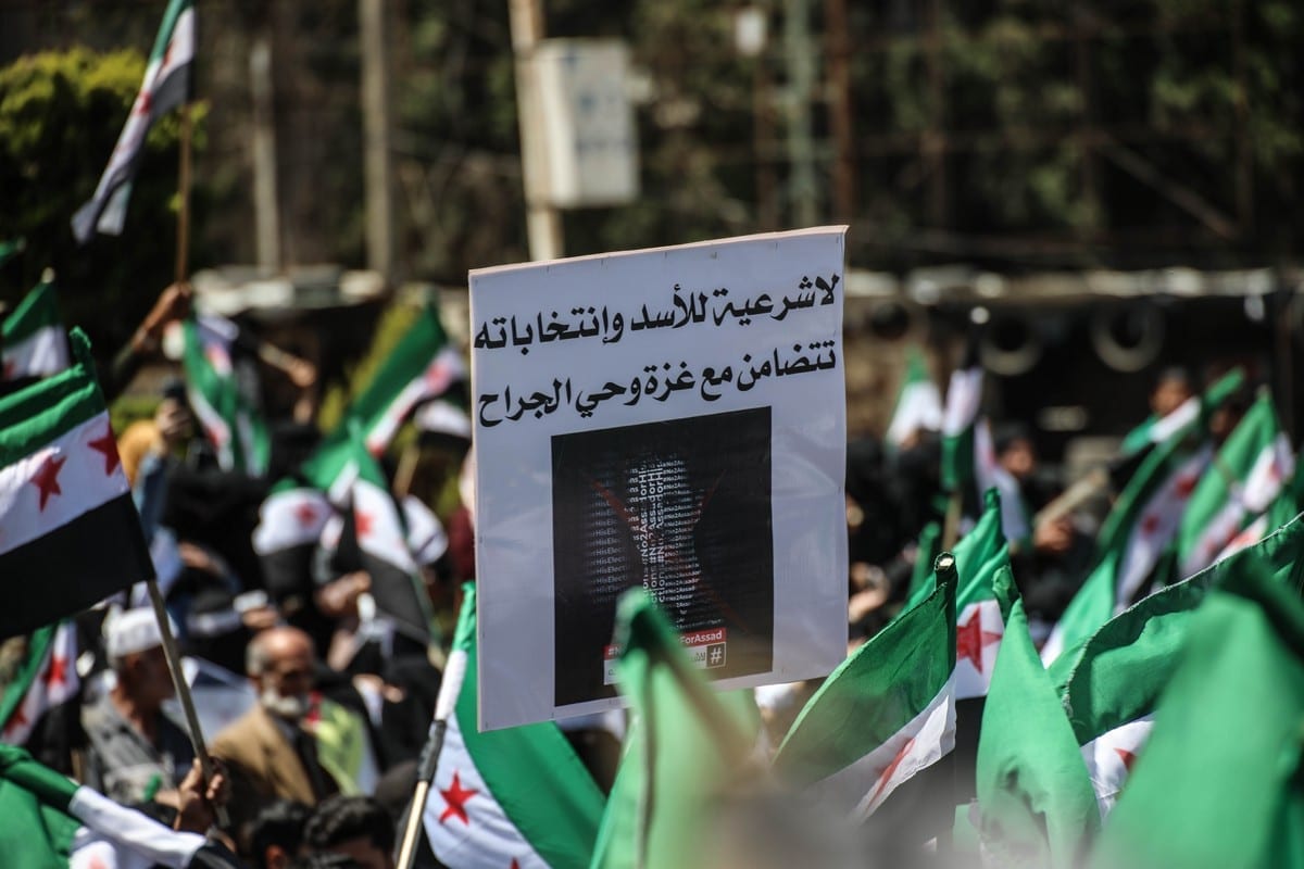 Sírios se manifestam na cidade de Idlib contra o início das eleições presidenciais em áreas controladas pelo Regime Assad, Síria, em 26 de maio de 2021 [Izzeddin Idilbi / Agência Anadolu]