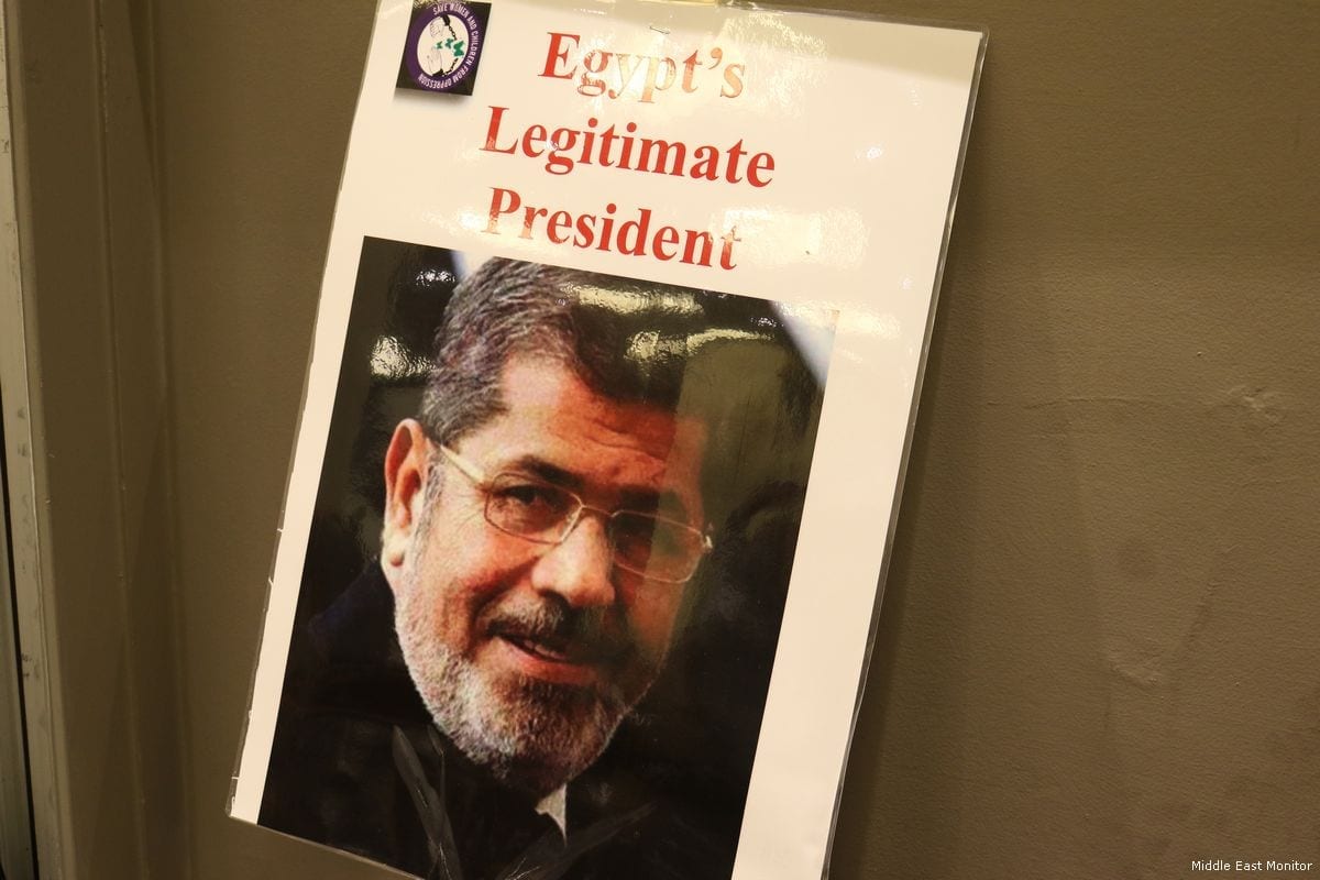 Cartaz indica Mohamed Morsi como legítimo presidente do Egito durante uma conferência para marcar o quarto aniversário do massacre de Rabaa [ Monitor do Oriente Médio] 
