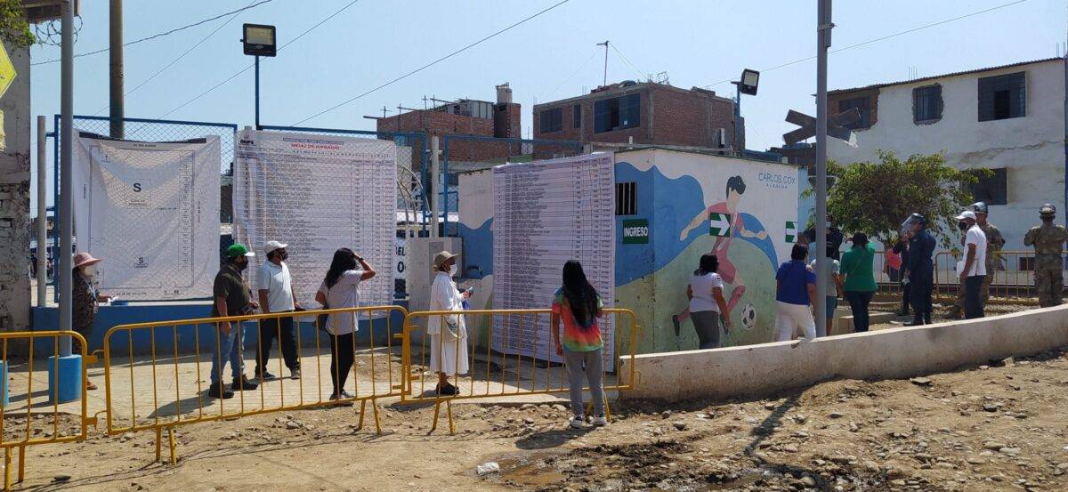 Área de votação do primeiro turno das eleições gerais no Peru, instalado no campo esportivo "Bombonera Carmelina Walter Oyarce”, no distrito de Carmen de la Legua Reynoso, em Callao, em 11 de abril de 2021 [Johnattan Rupire]
