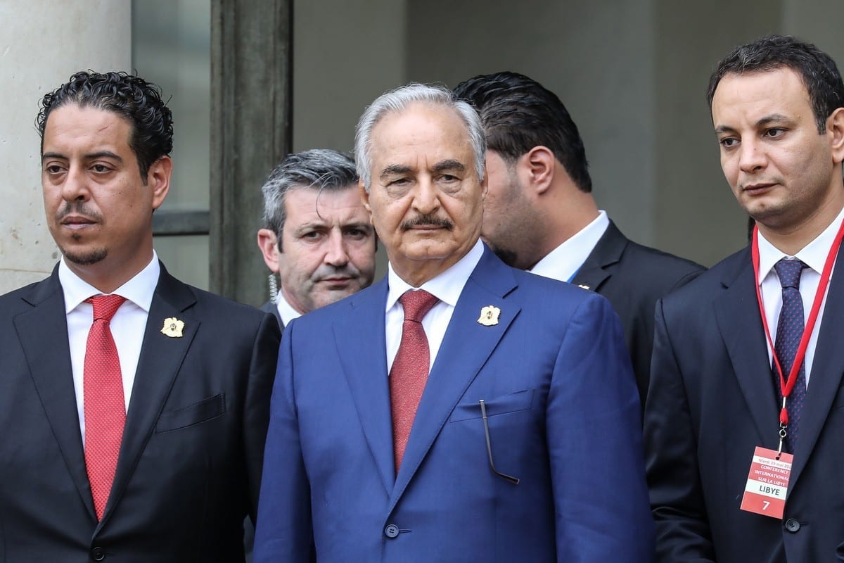 Chefe de Gabinete da Líbia, Marshall Khalifa Haftar (C) em Paris, França, em 29 de maio de 2018 [LUDOVIC MARIN/AFP/Getty Images]
