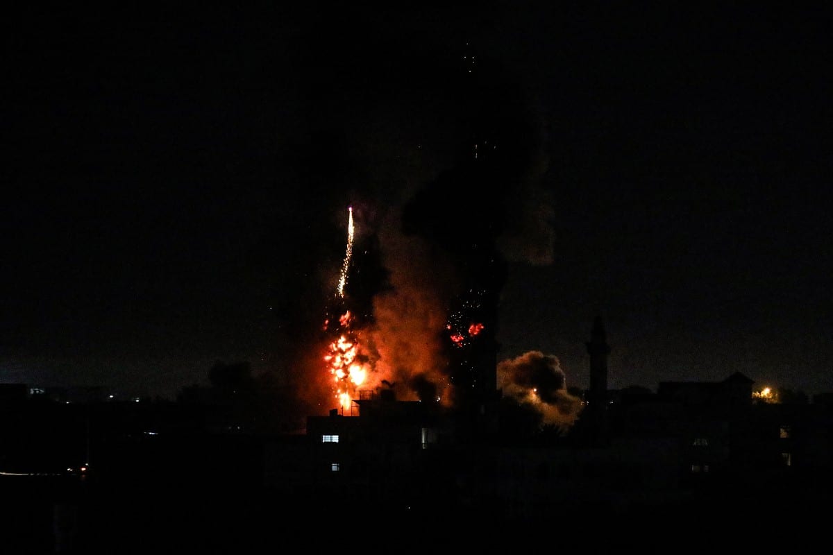 Explosões são vistas após um ataque aéreo israelense atingir Gaza em 15 de junho de 2021 [Ali Jadallah / Agência Anadolu]