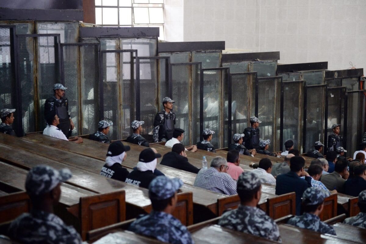 Essa imagem mostra a sala do tribunal e a doca de vidro à prova de som durante o julgamento de 700 réus, incluindo o fotojornalista egípcio Mahmoud Abu Zeid, amplamente conhecido como Shawkan, na capital Cairo, em 8 de setembro de 2018 [Mohamed El-Shahed/AFP via Getty Images]
