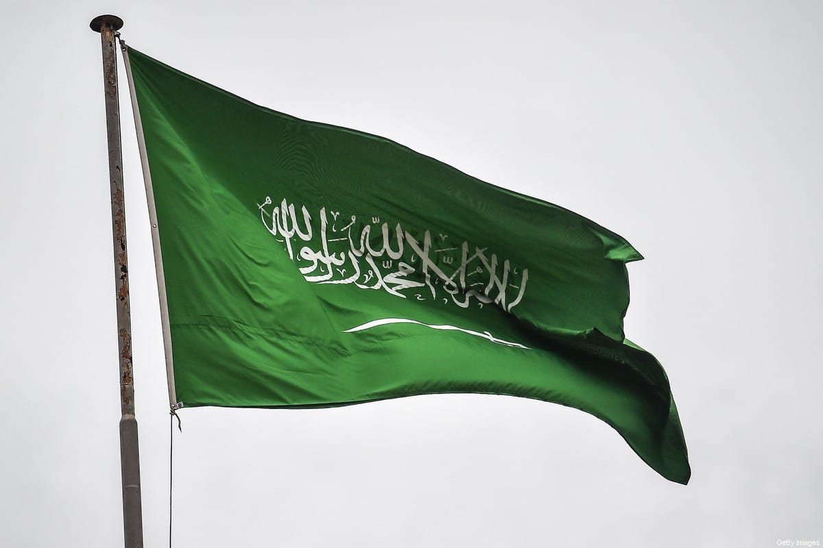 Uma bandeira da Arábia Saudita hasteada [Ozan Kose/ AFP via Getty Images]
