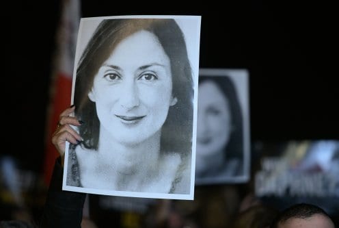 Manifestantes exibem fotos da jornalista assassinada Daphne Caruana Galizia, em Valletta, Malta, 20 de novembro de 2019 [Matthew Mirabelli/AFP via Getty Images]