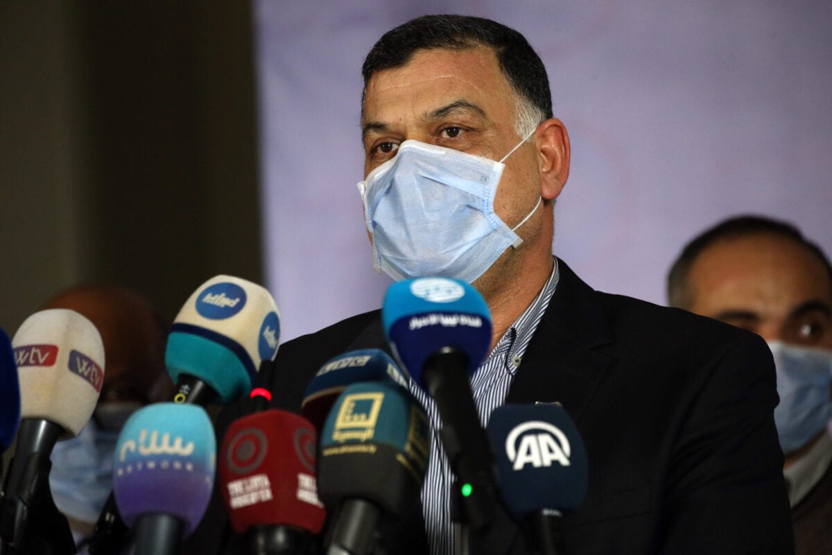 Khaled Mazen, subsecretário do Ministério do Interior da Líbia pelo Governo de Acordo Nacional (GNA) e membro do alto comitê de combate à covid -19,durante uma coletiva de imprensa relacionada a coronavírus na capital Trípoli, em 15 de abril de 2020 [Mahmud Turkia/AFP via Getty Images]
