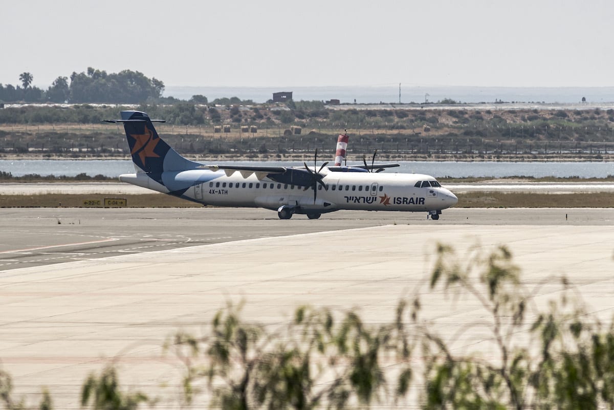 Uma aeronave turboélice ATR 72-500 da Israir Airlines pousa no Aeroporto Internacional de Larnaca, em Chipre, em 9 de junho de 2020 [Iakovos Hatzistavrou/AFP via Getty Images]