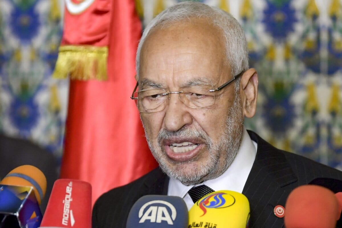 O presidente do parlamento tunisino, Rached Ghannouchi, fala em uma conferência de imprensa após uma sessão plenária no parlamento na capital Túnis, em 30 de julho de 2020 [Fethi Belaid/AFP via Getty Images]
