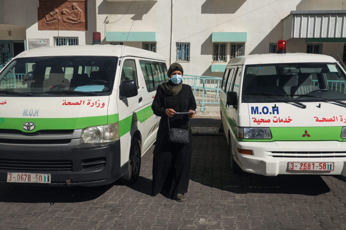 Tahani al-Rifi, paciente com câncer na tireóide, de 34 anos, deixa o Banco de Sangue da Cidade de Gaza, em 1° de fevereiro de 2021 [Mohammed Abed/AFP via Getty Images]