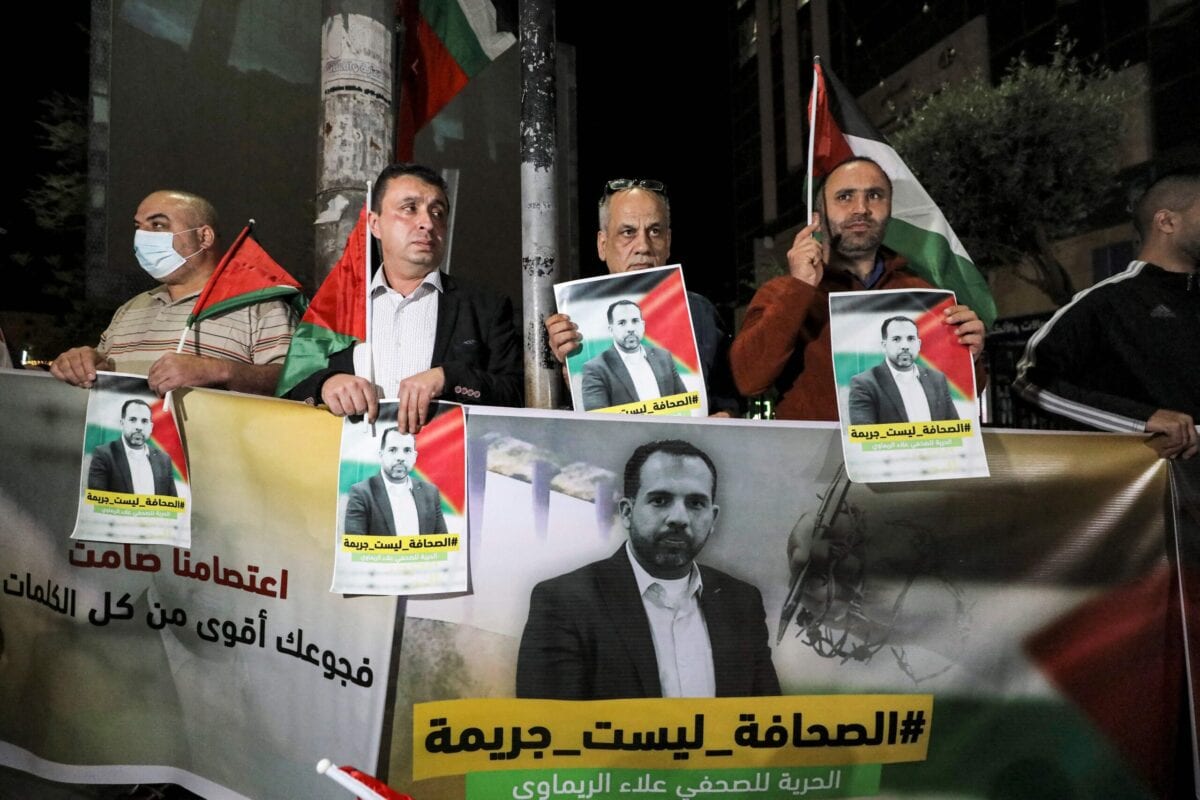 Palestinos manifestam apoio ao jornalista palestino Alaa al-Rimawi (em fotos), que foi preso por Israel em abril e está atualmente em greve de fome enquanto estava detido, na cidade de Hebron, na Cisjordânia ocupada, em 4 de maio de 2021 [Hazem Bader/AFP via Getty Images]
