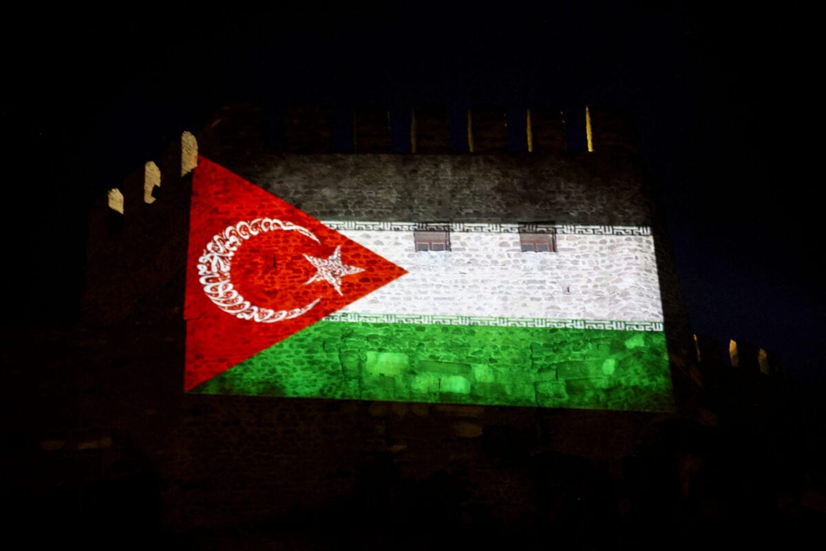 Foto  tirada em 14 de maio de 2014 mostra uma bandeira da Solidariedade Gaza-Turquia projetada em uma parede do Castelo de Ancara em Ancara [Adem Altan/ AFP via Getty Images]
