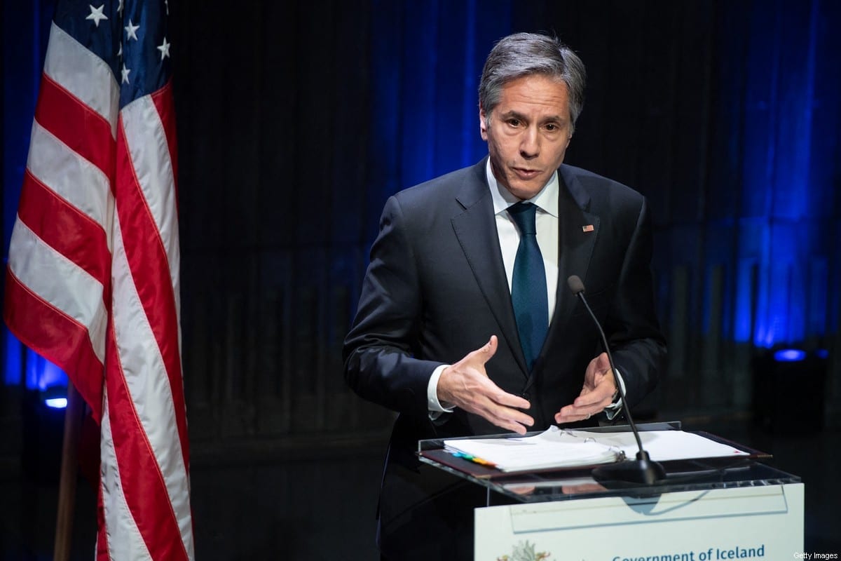 O Secretário de Estado dos EUA, Antony Blinken, fala durante uma entrevista coletiva conjunta no Harpa Concert Hall em Reykjavik, Islândia, em 18 de maio de 2021 [Saul Loeb/POOL/AFP via Getty Images]
