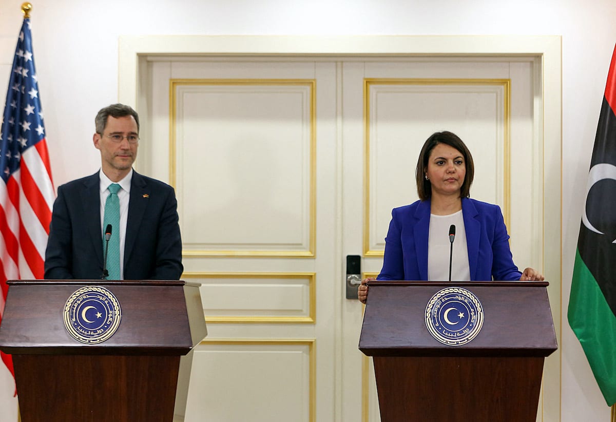 Joey Hood, alto funcionário do Departamento de Estado dos EUA, e Najla al-Mangoush, ministra das Relações Exteriores da Líbia, durante uma visita do enviado dos EUA à Líbia, em 18 de maio de 2021, em uma demonstração de apoio ao governo de transição do país [AFP via Getty Images]