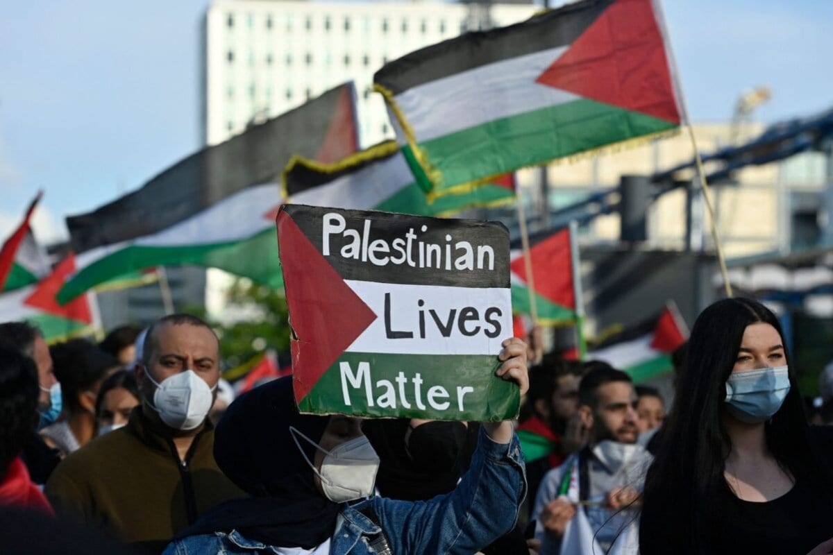 Um manifestante exibe um cartaz com os dizeres: 'Palestinian Lives Matter' durante um protesto pró-palestino em Berlim, em 19 de maio de 2021 [John Macdougall/AFP via Getty Images]
