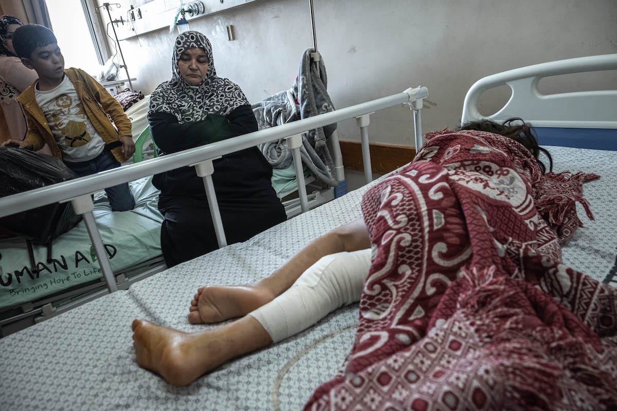 Criança palestina ferida por bombardeios israelenses, executados durante a madrugada, recebe cuidados no Hospital al-Shifa, na Cidade de Gaza, 19 de maio de 2021 [Fatima Shbair/Getty Images]