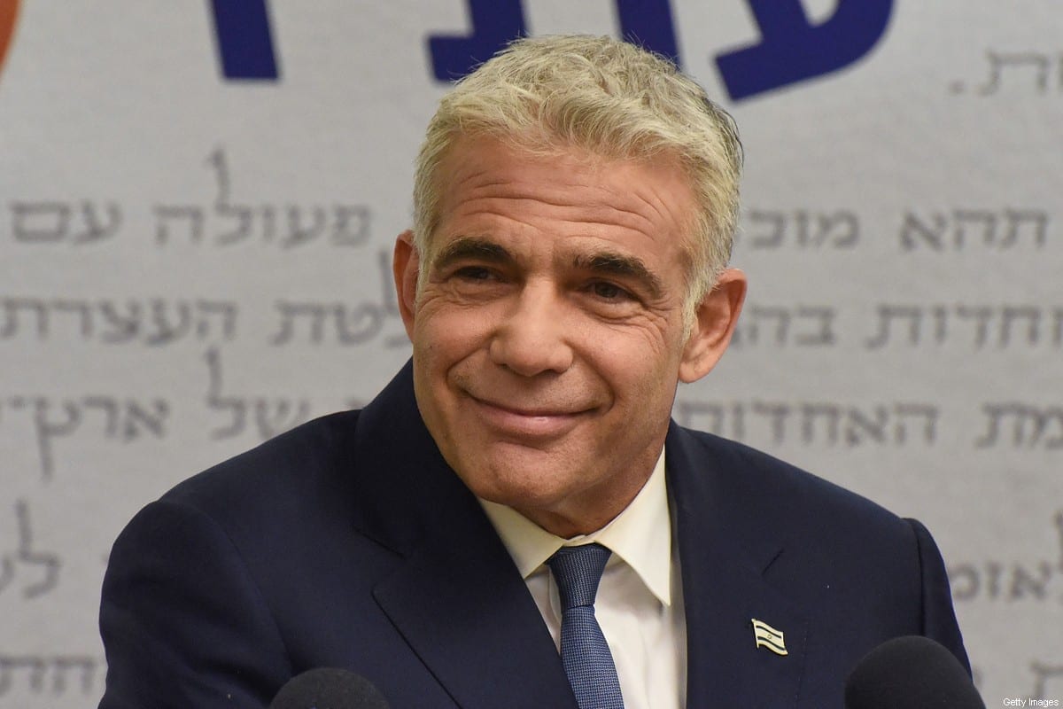 O líder da oposição de centro de Israel, Yair Lapid, entrega uma declaração à imprensa no Knesset (parlamento israelense), em Jerusalém, em 31 de maio de 2021 [Debbie Hill/POOL/AFP via Getty Images]
