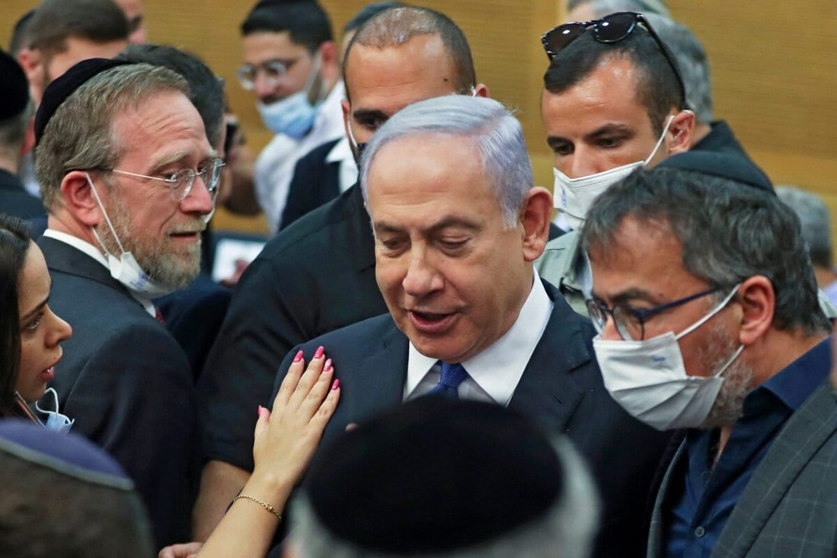 Ex-premiê israelense Benjamin Netanyahu durante sessão especial do parlamento (Knesset), em Jerusalém ocupada, 2 de junho de 2021 [Ronen Zvulun/AFP via Getty Images]
