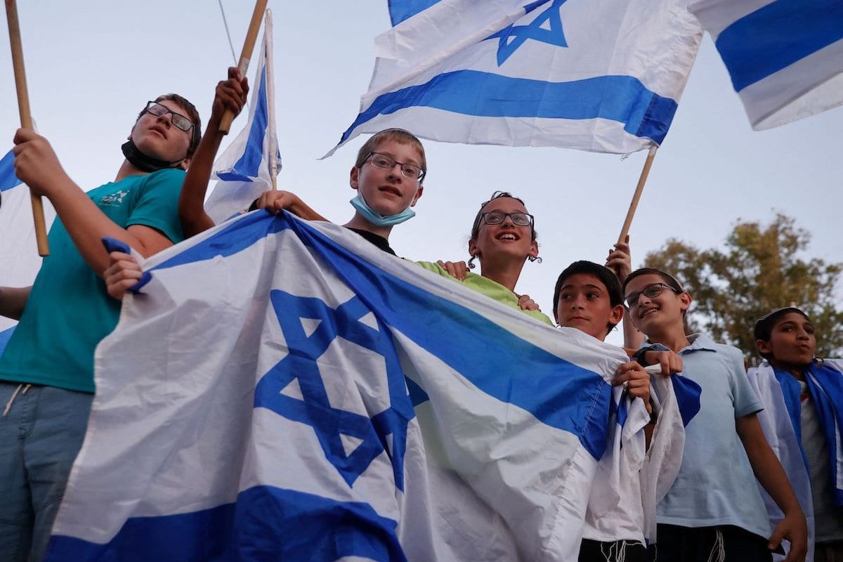 Apoiadores de direita israelense do primeiro-ministro Benjamin Netanyahu entoam slogans e agitam a bandeira nacional durante uma manifestação contra a coalizão para formar um governo, em Petah Tikva, em 3 de junho de 2021 [Jack Guez/AFP via Getty Images]