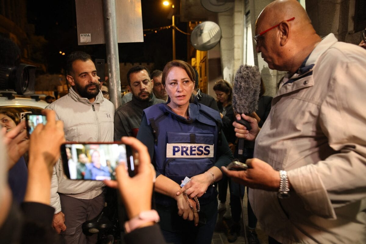 A jornalista da Al Jazeera Givara Budeiri é vista após sua libertação de uma delegacia em Jerusalém Oriental, em 6 de junho de 2021 [Ahmad Gharabli/AFP via Getty Images]
