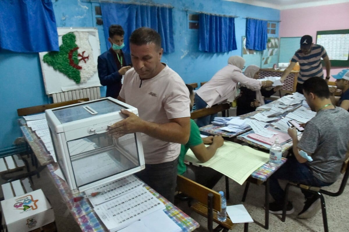Escrutinadores argelinos contam cédulas de eleições parlamentares em Bouchaoui, na periferia oeste da capital Argel, em 12 de junho de 2021 [Ryad Kramdi / AFP via Getty Images]