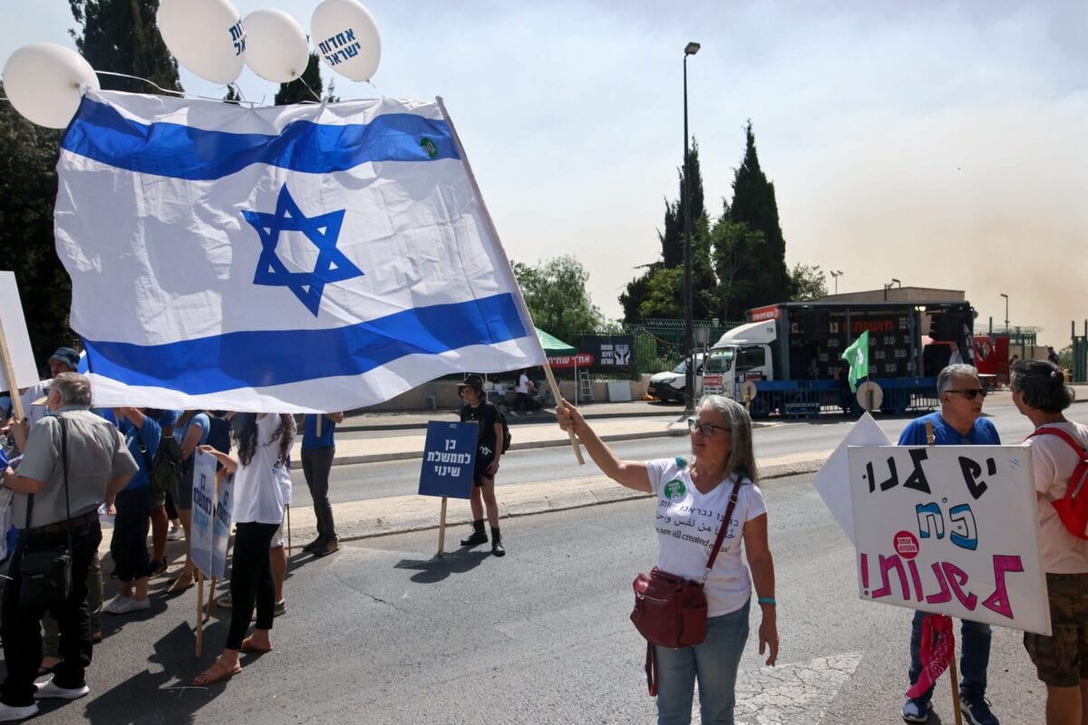 Extremistas coloniais invadem Jerusalém [Sabaaneh/Monitor do Oriente Médip]