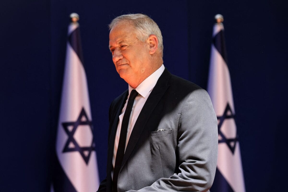 O Ministro da Defesa de Israel, Benny Gantz, chega para uma foto na residência do Presidente durante uma cerimônia para o novo governo de coalizão em Jerusalém, em 14 de junho de 2021 [Emmanuel Duanand/ AFP via Getty Images] 
