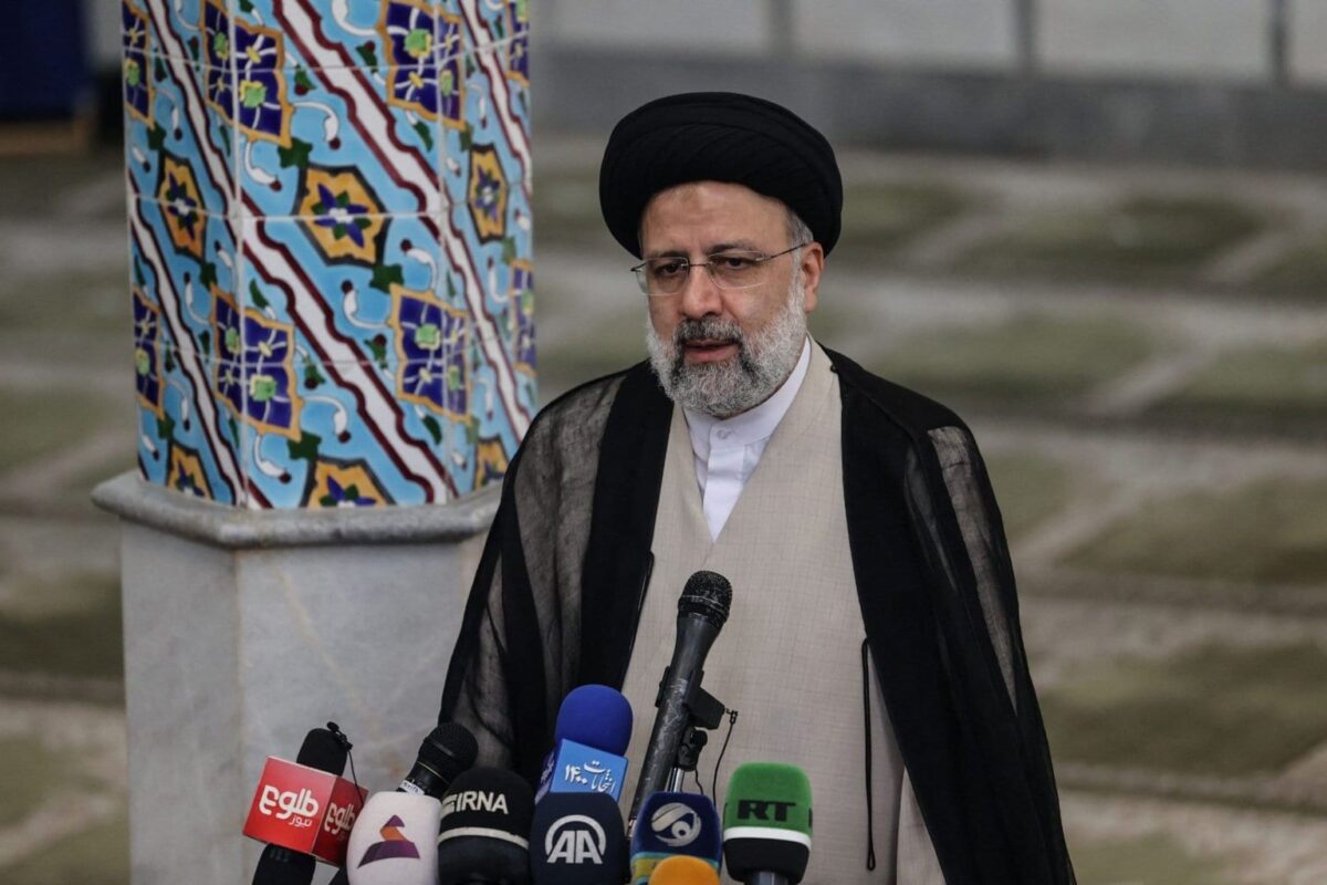 Ebrahim Raisi, então candidato ultraconservador à presidência iraniana, durante coletiva de imprensa após registrar seu voto em um colégio eleitoral na capital Teerã, 18 de junho de 2021 [Atta Kenare/AFP via Getty Images]