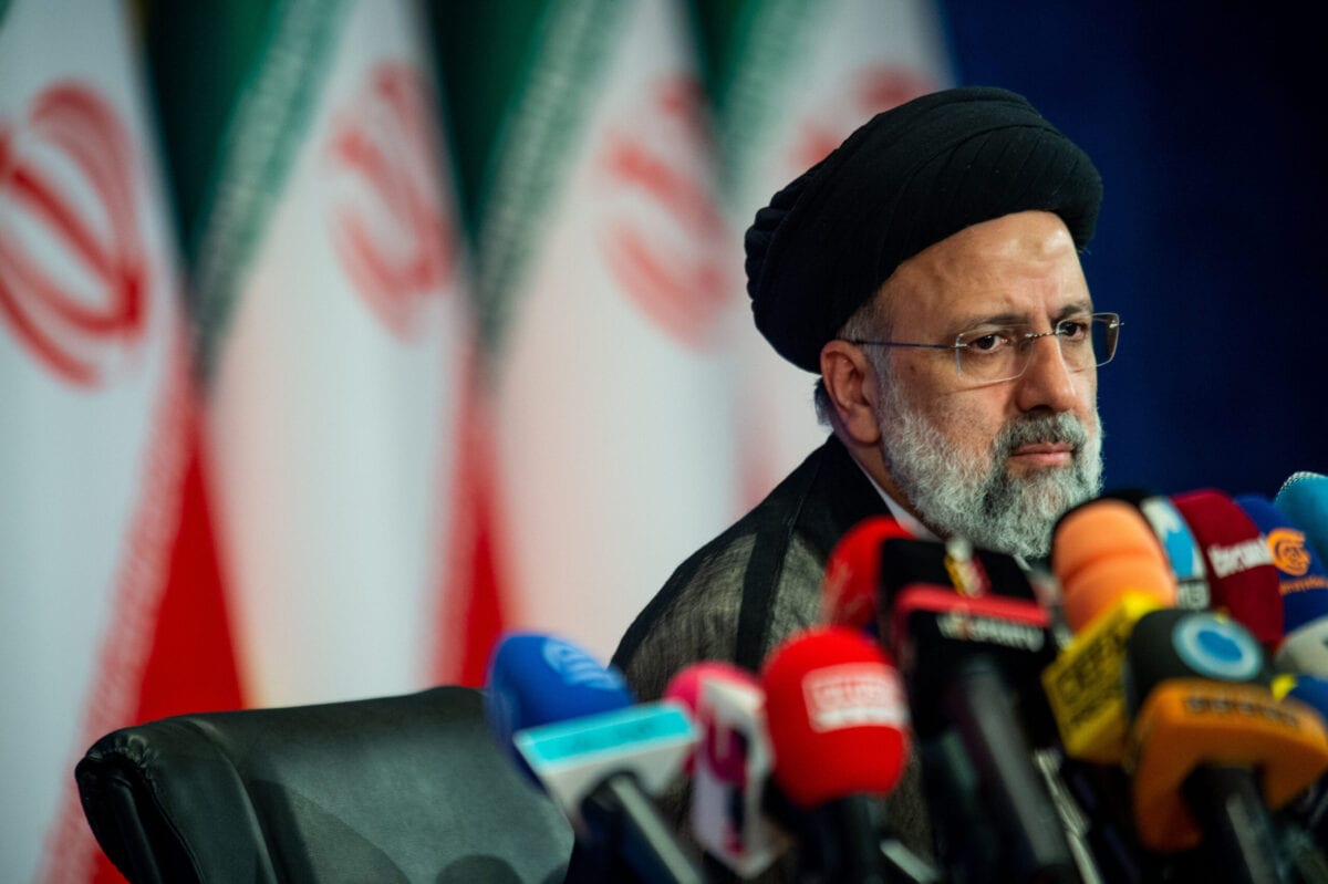 Ebrahim Raisi, presidente eleito do Irã, realiza sua primeira coletiva de imprensa após os resultados do pleito, em Teerã, 21 de junho de 2021 [Ali Mohammadi/Bloomberg via Getty Images]
