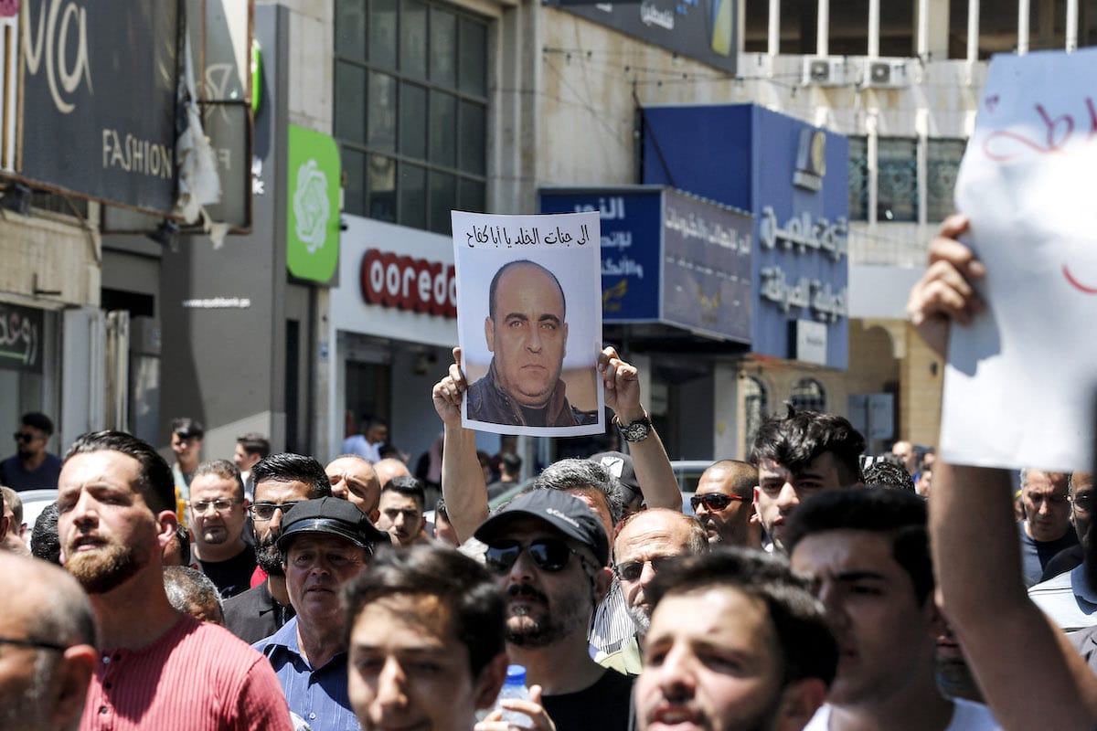 Palestinos protestam contra a morte do ativista Nizar Banat, durante sua prisão por policiais palestinos, na cidade de Hebron, na Cisjordânia ocupada [ Mosab Shawer/AFP via Getty Images]
