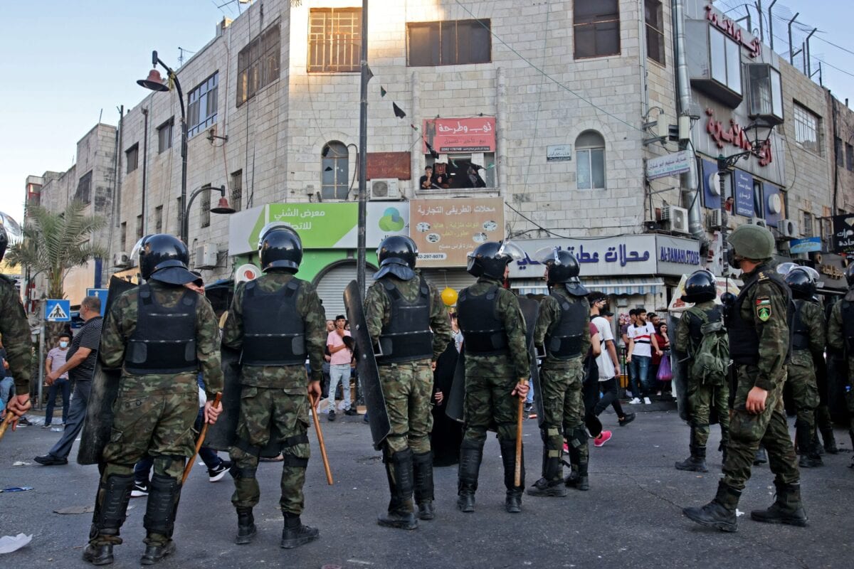 Polícia de choque da Autoridade Palestina isola perímetro de um protesto contra a morte do ativista político Nizar Banat, em Ramallah, Cisjordânia ocupada, 26 de junho de 2021 [Ahmad Gharabli/AFP via Getty Images]
