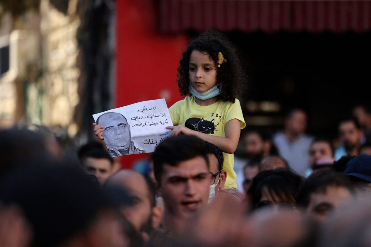 Menina palestina durante protesto contra a morte do ativista Nizar Banat, após ser preso por forças policiais da Autoridade Palestina, na cidade de Ramallah, Cisjordânia ocupada, 27 de junho de 2021 [Abbas Momani/AFP via Getty Images]
